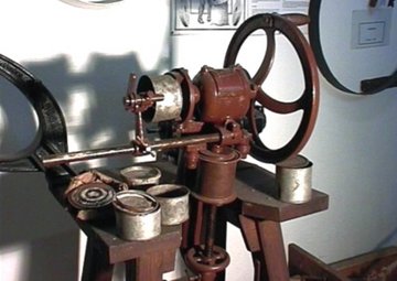 Büchsenverschließ-Maschine